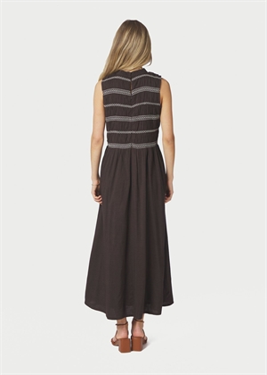 PRE-ORDER / Atika deco smock kjole Mørkebrun Neo Noir 